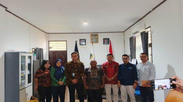 Foto Bersama Kadis Perhubungan Provinsi Papua Tengah dan Branch Manager Garuda Indonesia Usai Lakukan Pertemuan di Kantor Dinas Perhubungan Papua Tengah Nabire. Kamis 07 Agustus 2025.