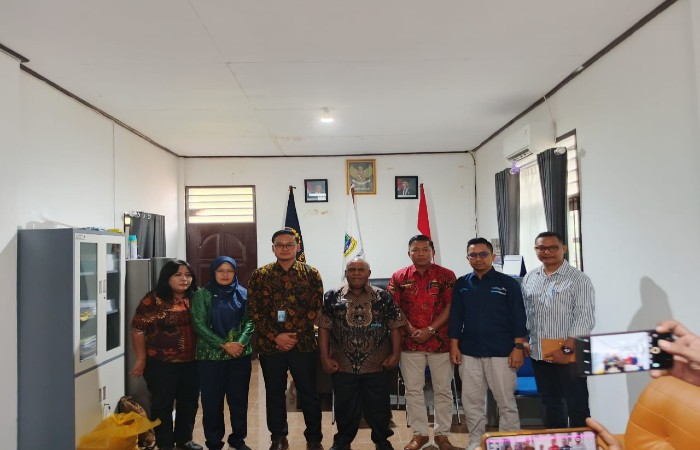 Foto Bersama Kadis Perhubungan Provinsi Papua Tengah dan Branch Manager Garuda Indonesia Usai Lakukan Pertemuan di Kantor Dinas Perhubungan Papua Tengah Nabire. Kamis 07 Agustus 2025.