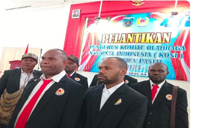 ketua KONI Kabupaten paniai bersama pengurus